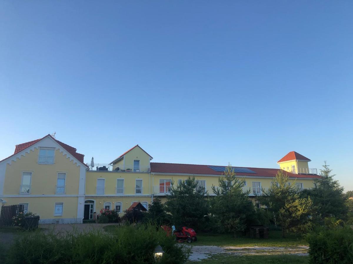 Holiday Centrum Žatec Exteriör bild