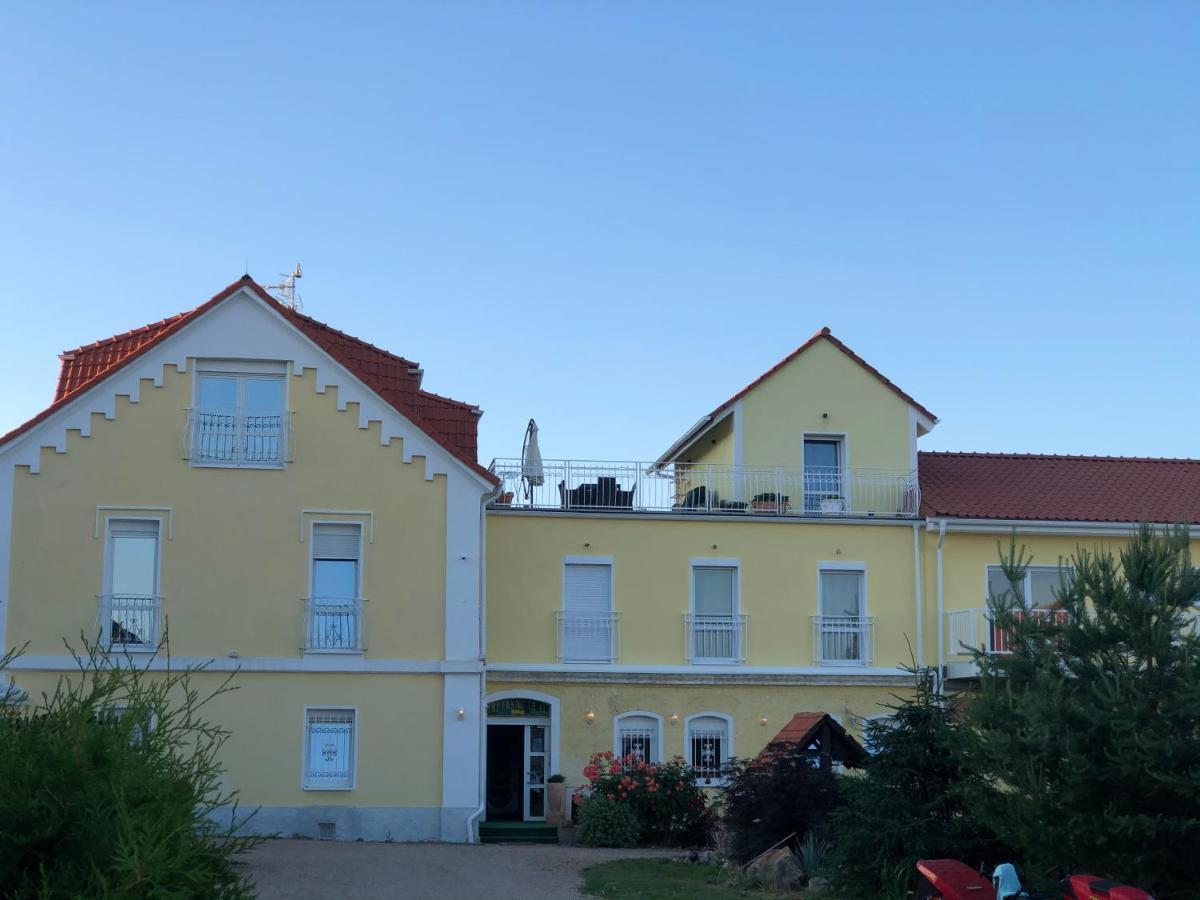 Holiday Centrum Žatec Exteriör bild