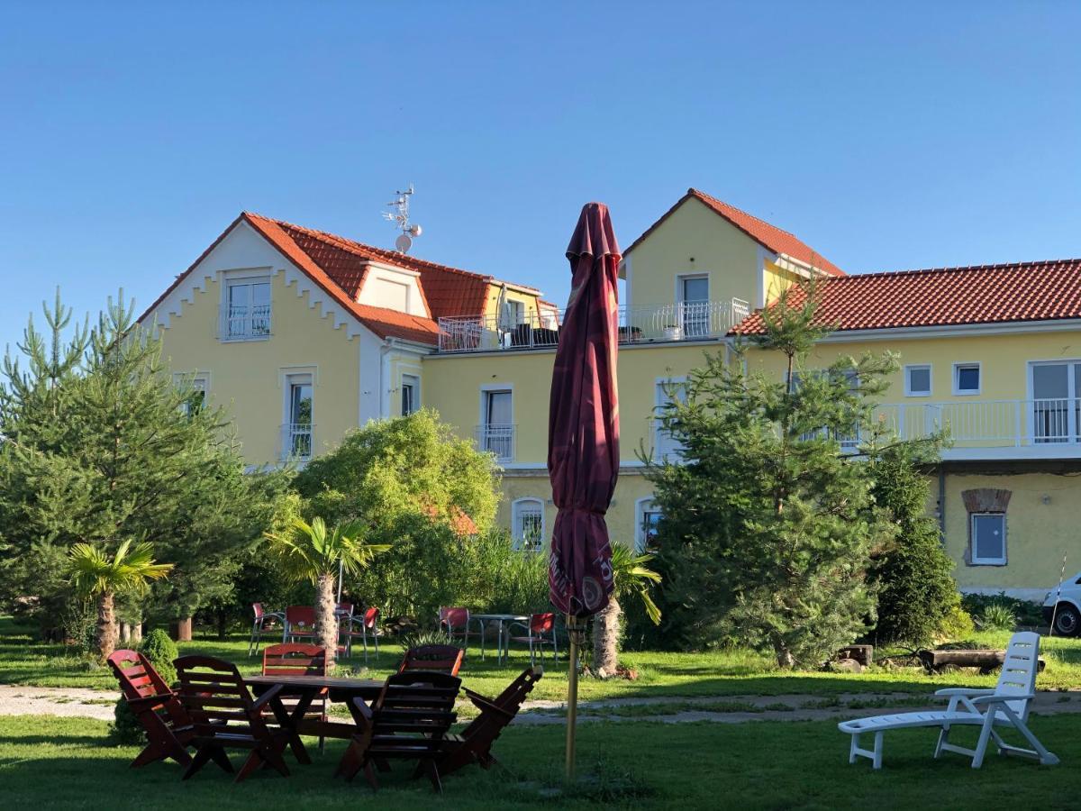 Holiday Centrum Žatec Exteriör bild