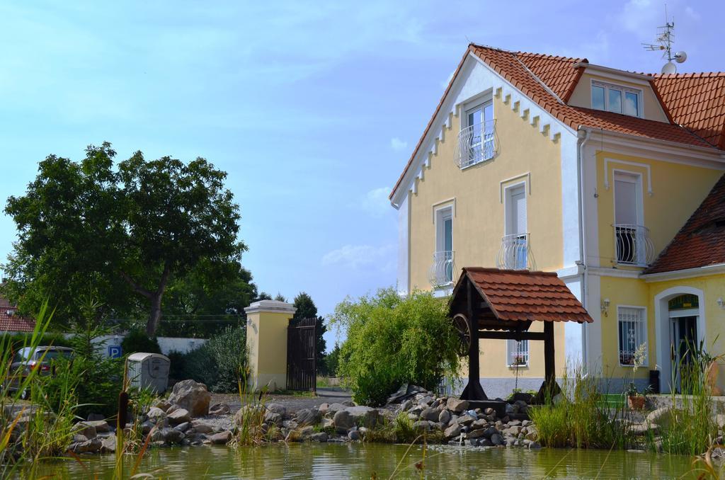 Holiday Centrum Žatec Exteriör bild