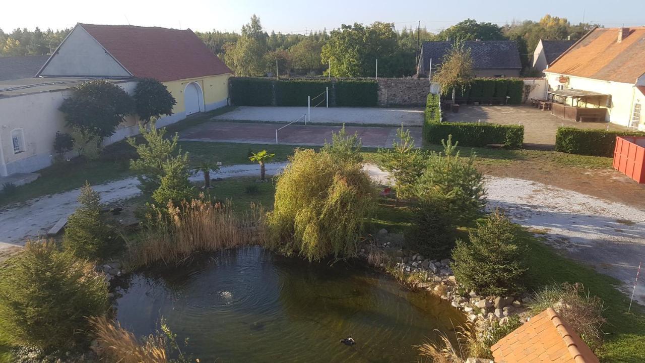 Holiday Centrum Žatec Exteriör bild